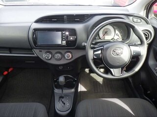 2019 Toyota Vitz III (XP130) Рестайлинг, белый, 945000 рублей, вид 5
