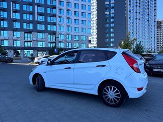 2013 Hyundai Solaris I, белый, 690000 рублей, вид 2