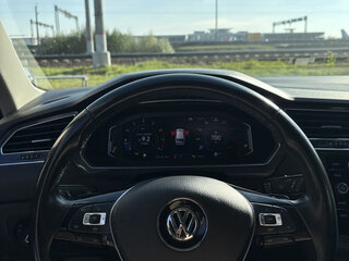 2019 Volkswagen Tiguan II, бежевый, 3000000 рублей, вид 2