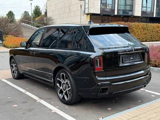 2026 Rolls-Royce Cullinan Black Badge I Рестайлинг (Series II), чёрный, 59850000 рублей, вид 3