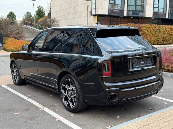 2026 Rolls-Royce Cullinan Black Badge I Рестайлинг (Series II), чёрный, 59850000 рублей - вид 2