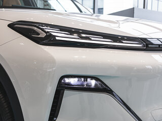 2026 Geely EX5 Гибрид EM-R, белый, 3829990 рублей, вид 4