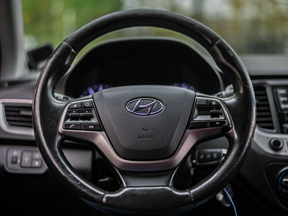 2017 Hyundai Solaris II, чёрный, 1044000 рублей - вид 5
