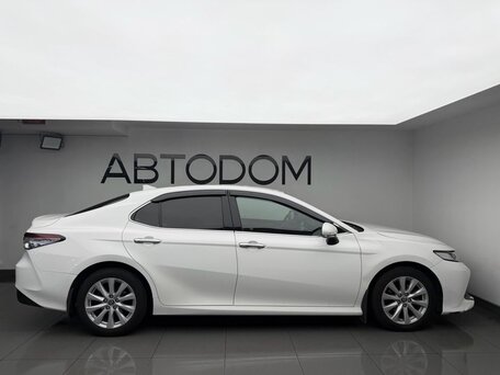 2020 Toyota Camry VIII (XV70), белый, 2472000 рублей, вид 3