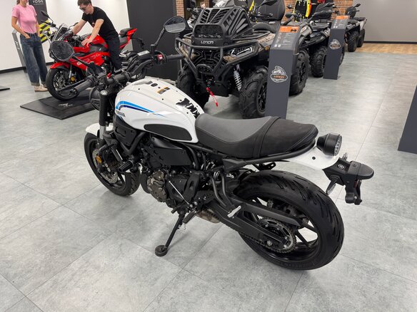 2023 Yamaha XSR700, белый, 855000 рублей - вид 7