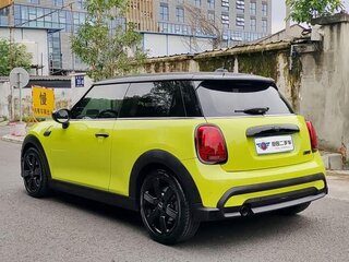 2023 Mini Hatch Cooper III (F55/F56) Рестайлинг 2, жёлтый, 2396055 рублей, вид 3
