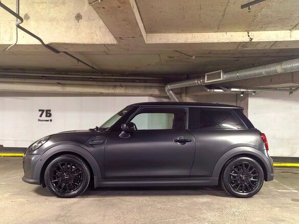 2021 Mini Hatch Cooper III (F55/F56) Рестайлинг 2, чёрный, 2300000 рублей - вид 4
