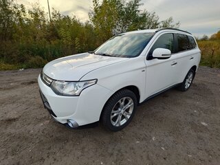 2014 Mitsubishi Outlander III, белый, 2000000 рублей, вид 2
