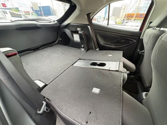 2023 Toyota Yaris IV, красный, 1540016 рублей - вид 4
