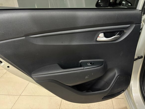 2018 Kia Rio IV, бежевый, 895000 рублей - вид 13
