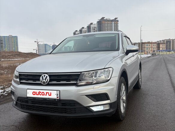 2017 Volkswagen Tiguan II, серебристый, 2100000 рублей - вид 1