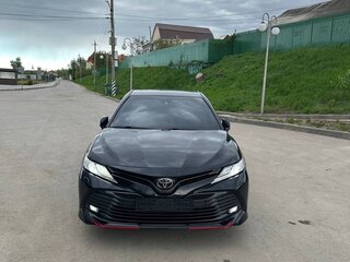 2020 Toyota Camry VIII (XV70), чёрный, 3390000 рублей, вид 2