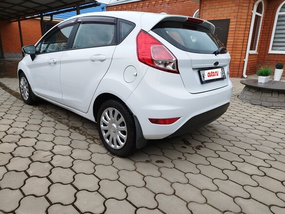 2015 Ford Fiesta Mk6 Рестайлинг, белый, 898000 рублей - вид 3