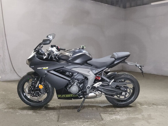 2024 Triumph Daytona 660, чёрный, 1000000 рублей - вид 1