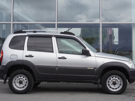 2017 Chevrolet Niva I Рестайлинг, серебристый, 591000 рублей, вид 4
