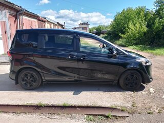 2022 Toyota Sienta II Рестайлинг, чёрный, 1730000 рублей, вид 2