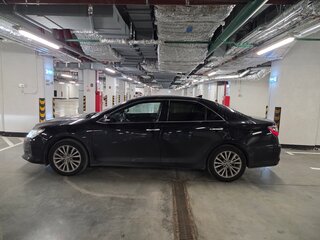 2017 Toyota Camry VII (XV50) Рестайлинг, чёрный, 1950000 рублей, вид 4