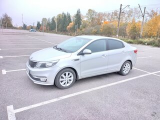 2015 Kia Rio III Рестайлинг, серебристый, 1150000 рублей, вид 2