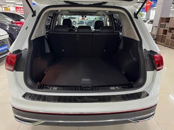 2023 Volkswagen Tiguan II Рестайлинг, белый, 2430000 рублей - вид 11