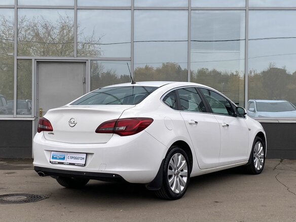 2013 Opel Astra J Рестайлинг, белый, 899000 рублей - вид 4