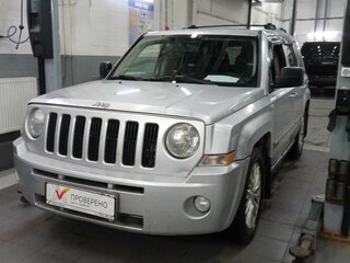 2010 Jeep Liberty (Patriot), серебристый, 650000 рублей, вид 1