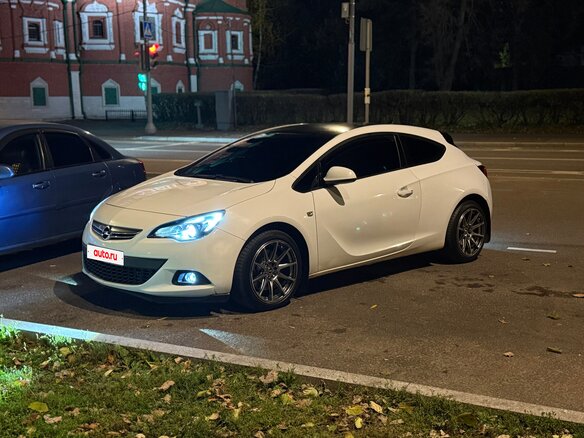 2013 Opel Astra GTC J Рестайлинг, белый, 880000 рублей - вид 1