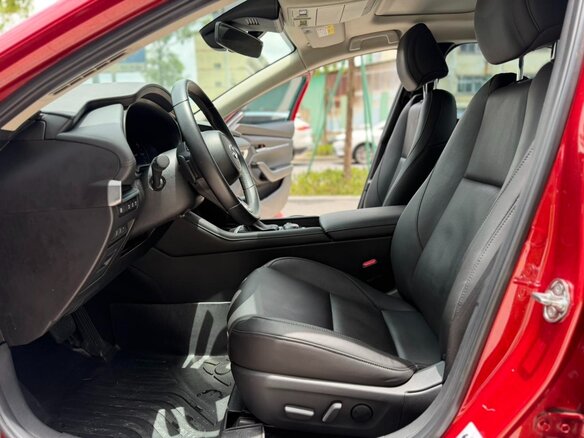2022 Mazda 3 Axela IV (BP), красный, 1605000 рублей - вид 6