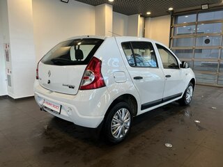 2013 Renault Sandero I, белый, 570000 рублей, вид 3