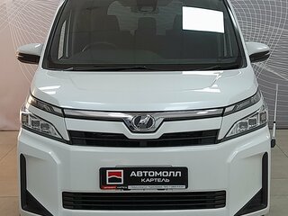 2019 Toyota Voxy III (R80) Рестайлинг, белый, 1999000 рублей, вид 3