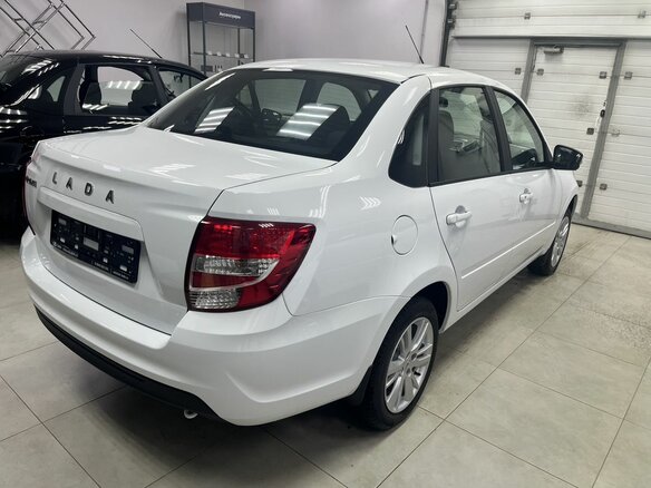 2026 Lada (ВАЗ) Granta I Рестайлинг, белый, 1153900 рублей - вид 4