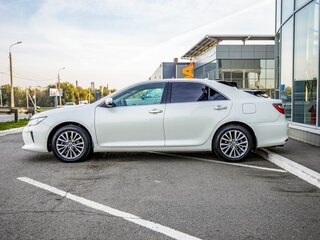 2016 Toyota Camry VII (XV50) Рестайлинг, белый, 2198000 рублей, вид 4