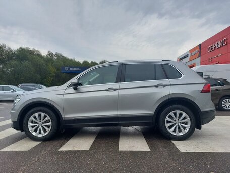 2018 Volkswagen Tiguan II, серебристый, 2520000 рублей, вид 4
