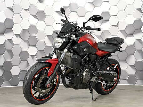 2016 Yamaha MT-07 (FZ-07), красный, 725000 рублей, вид 2
