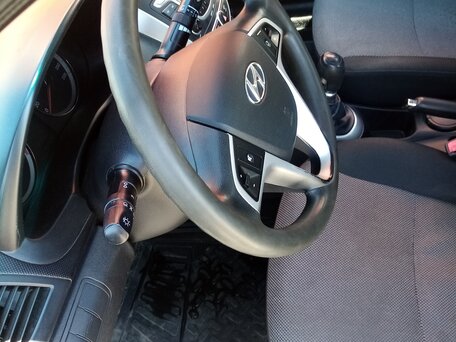 2013 Hyundai Solaris I, чёрный, 825000 рублей, вид 4