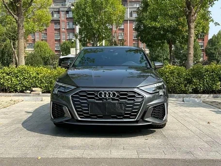 2022 Audi A3 Sportback 35 TFSI IV (8Y), серебристый, 1980000 рублей, вид 2
