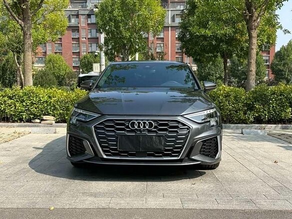 2022 Audi A3 Sportback 35 TFSI IV (8Y), серебристый, 1980000 рублей - вид 2