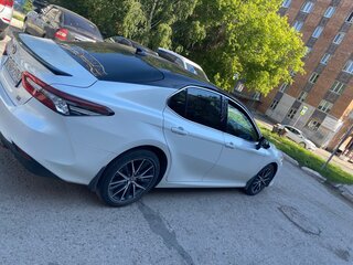 2021 Toyota Camry VIII (XV70) Рестайлинг, белый, 4100000 рублей, вид 4