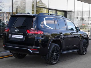 2022 Toyota Land Cruiser 300 Series, чёрный, 7649000 рублей, вид 5