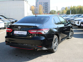 2021 Toyota Camry VIII (XV70) Рестайлинг, чёрный, 3366000 рублей, вид 4