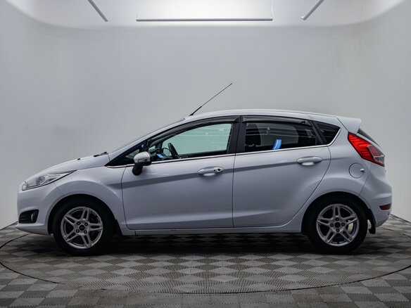 2016 Ford Fiesta Mk6 Рестайлинг, белый - вид 1