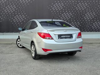 2015 Hyundai Solaris I Рестайлинг, серебристый, 890000 рублей, вид 4