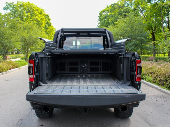 2023 Ram 1500 Crew Cab V, чёрный, 7700000 рублей - вид 17