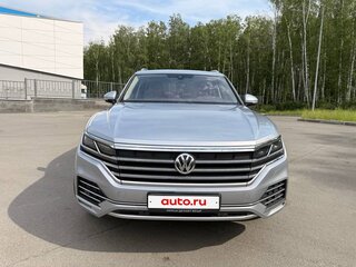 2020 Volkswagen Touareg III, серебристый, 5750000 рублей, вид 2