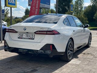 2024 BMW 5 серии 523d xDrive VIII (G60/G61/G68), белый, 6890000 рублей, вид 5