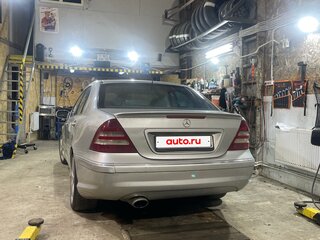 2005 Mercedes-Benz C-Класс 230 II (W203) Рестайлинг, серебристый, 730000 рублей, вид 2