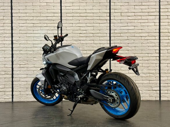 2026 Yamaha MT-09 (FZ-09), серый, 1550000 рублей - вид 2