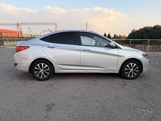 2014 Hyundai Solaris I Рестайлинг, серебристый, 840000 рублей, вид 4