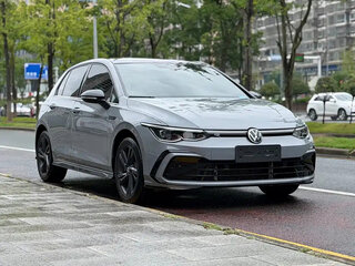 2023 Volkswagen Golf VIII, серый, 1890000 рублей, вид 1