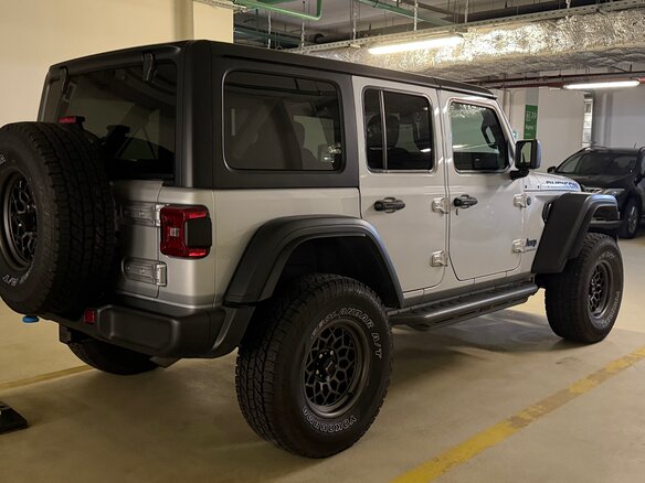 2024 Jeep Wrangler 4xe IV (JL) Рестайлинг, серебристый, 5999999 рублей - вид 4