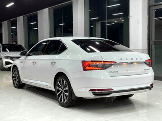 2023 Skoda Superb III Рестайлинг, белый, 2000700 рублей, вид 4